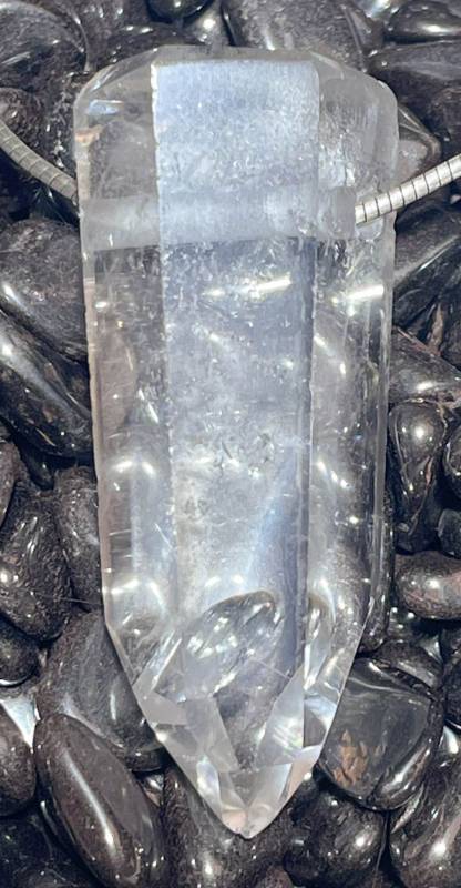bergkristall-spitze-anhaenger-edelstein-trommelstein-heilstein-schmuck bergkristall-spitze-anhaenger-edelstein-trommelstein-heilstein-schmuck