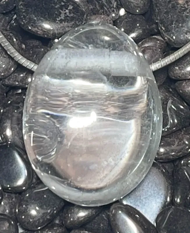 bergkristall-anhaenger-edelstein-trommelstein-heilstein-schmuck-gebohrt