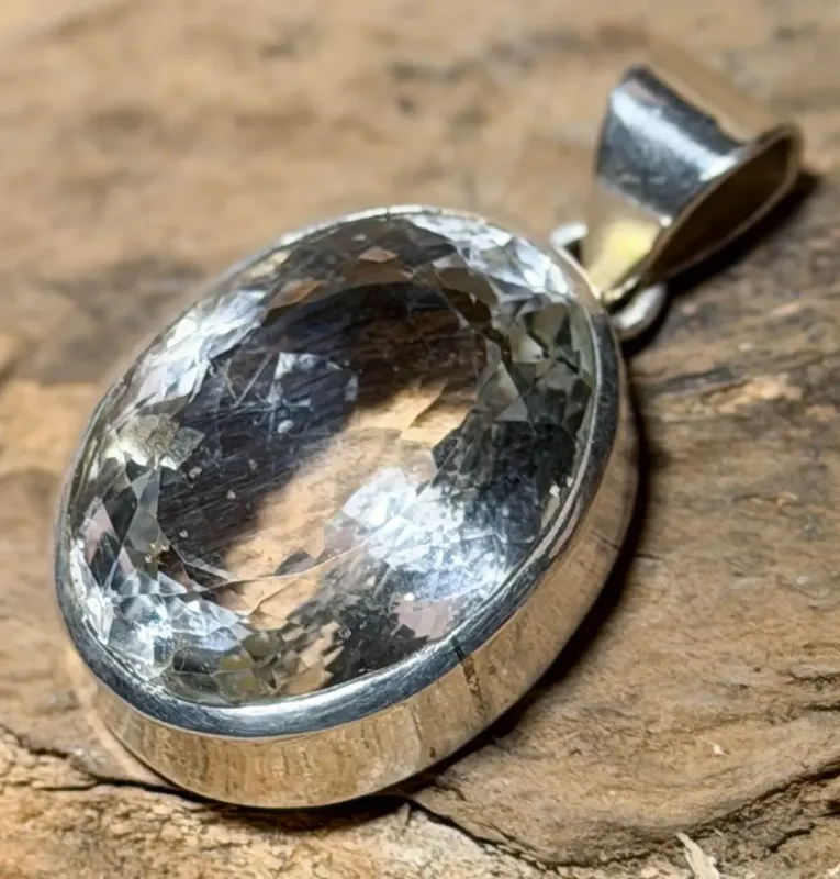 bergkristall-anhaenger-silber-edelstein-heilstein-schmuck