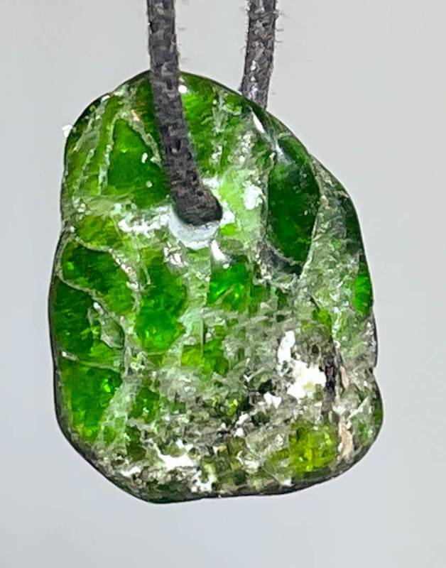 chromdiopsid-anhaenger-edelstein-heilstein-gebohrt