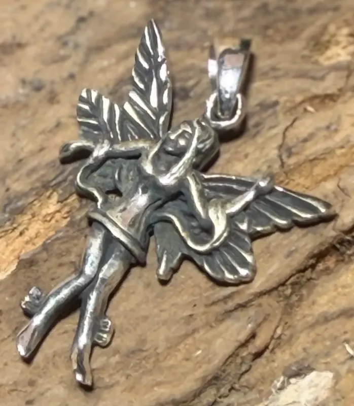 elfe-anhaenger-edelstein-trommelstein-heilstein-gebohrt