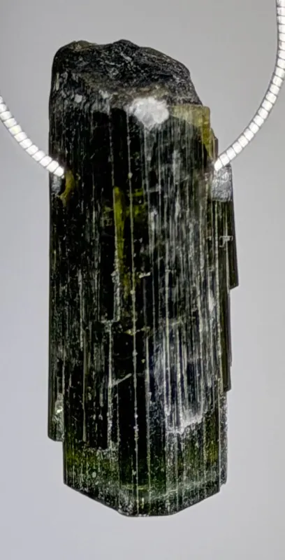 turmalin-verdigolith-anhaenger-edelstein-trommelstein-heilstein-schwarz-schmuck-edelsteinschmuck-gebohrt