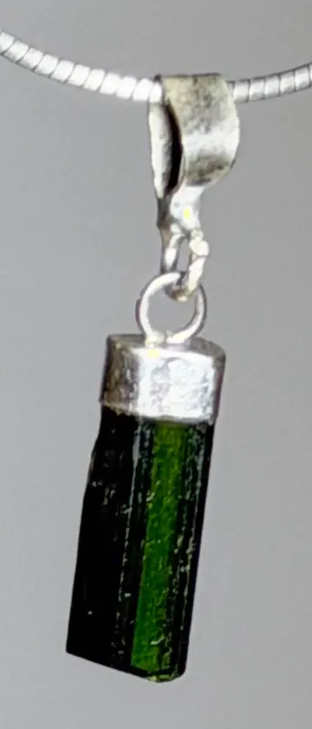 turmalin-verdigolith-anhaenger-edelstein-trommelstein-heilstein-schwarz-schmuck-edelsteinschmuck-gebohrt