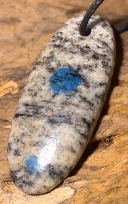 k2-azurit-granit-anhaenger-edelstein-heilstein-trommelstein-gebohrt