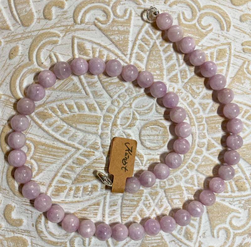 kunzit-edelstein-schmuck-kette-collier-edelsteinkette