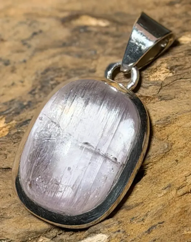 kunzit-anhaenger-edelstein-schmuck-heilstein