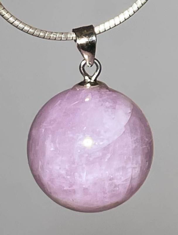 kunzit-anhaenger-edelstein-heilstein-schmuck-silber