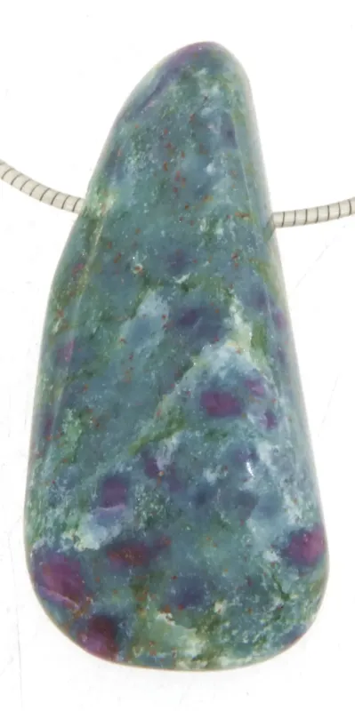 kyanit-rubin-anhaenger-edelstein-heilstein-schmuck-trommelstein-gebohrt