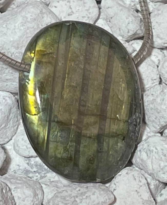 labradorit-anhaenger-edelstein-heilstein-schmuck-trommelstein