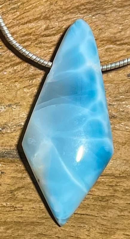larimar-anhaenger-edelstein-trommelstein-heilstein-gebohrt