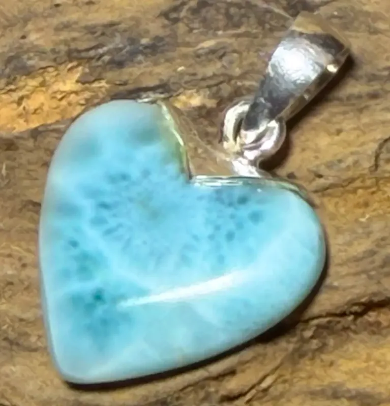 larimar-anhaenger-edelstein-trommelstein-heilstein-gebohrt