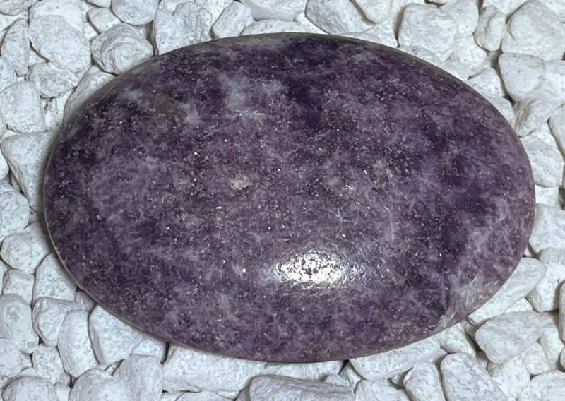 lepidolith-seifenstein-edelstein-heilstein-handschmeichler