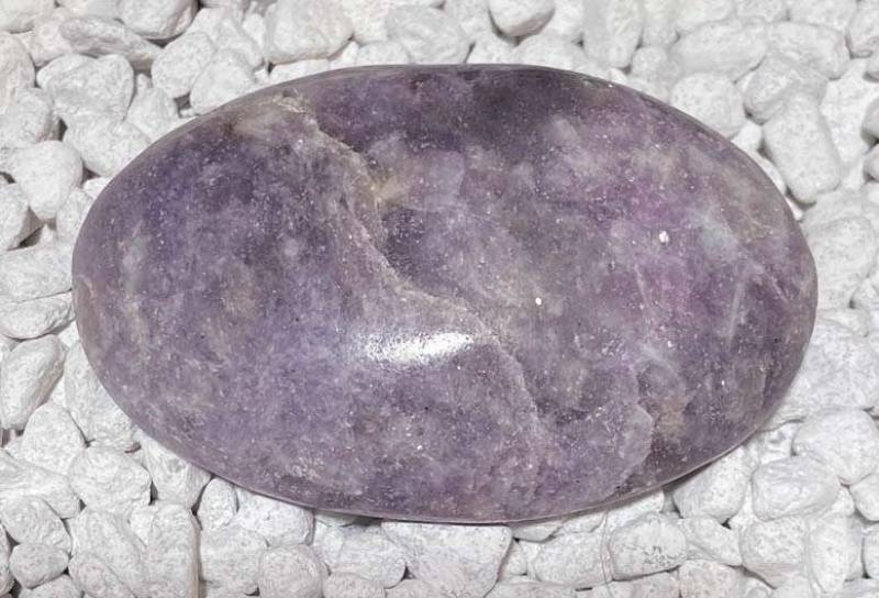 lepidolith-seifenstein-edelstein-heilstein-handschmeichler