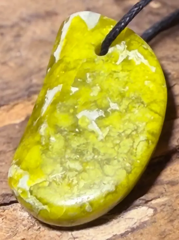 jade-lizadit-anhaenger-edelstein-heilstein-trommelstein-schmuck