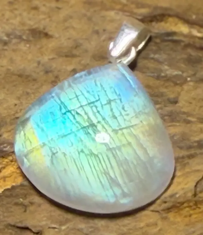 mondstein-labradorit-schmuck-edelstein-ketten-anhaenger