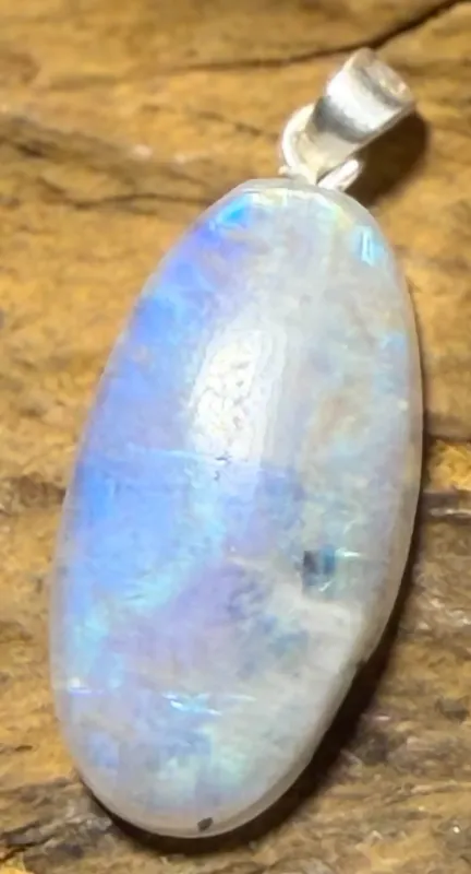 mondstein-labradorit-schmuck-edelstein-ketten-anhaenger