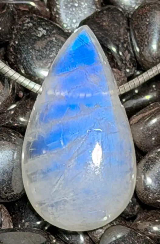 mondstein-anhaenger-edelstein-heiilstein-schmuck-silber