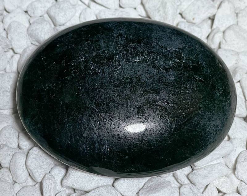 nephrit-jade-seifenstein-edelstein-heilstein-handschmeichler