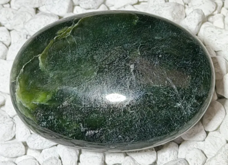 nephrit-jade-seifenstein-edelstein-heilstein-handschmeichler