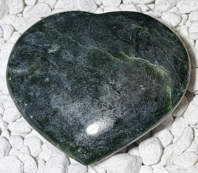 nephrit-jade-seifenstein-edelstein-heilstein-handschmeichler