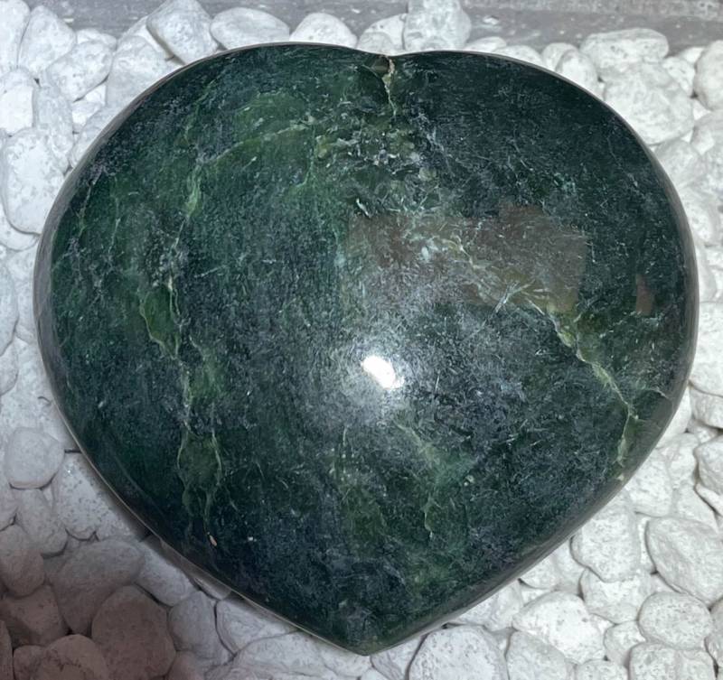 nephrit-jade-seifenstein-edelstein-heilstein-handschmeichler
