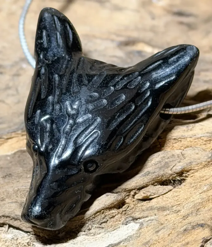 obsidian-anhaenger-wolf-edelstein-heilstein-schmuck-gebohrt