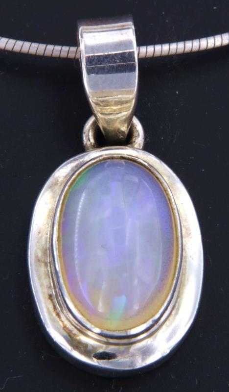 opal-anhaenger-edelstein-heiilstein-schmuck-silber