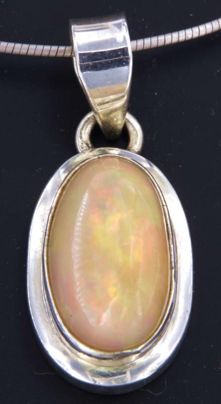 opal-anhaenger-edelstein-heiilstein-schmuck-silber