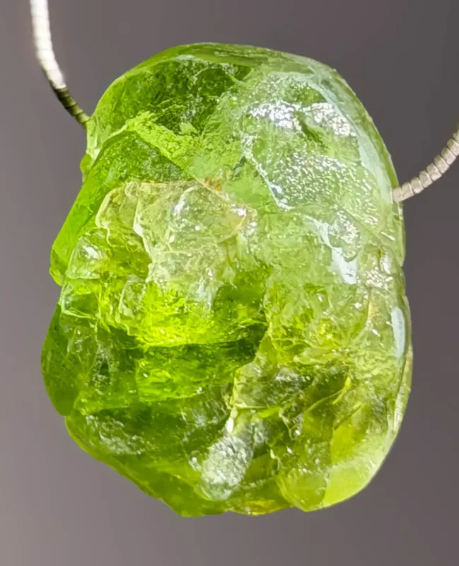 peridot-anhaenger-edelstein-heilstein-trommelstein