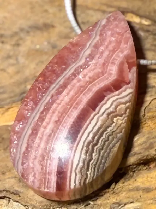 rhodochrosit-anhaenger-edelstein-heilstein-trommelstein-gebohrt-schmuck