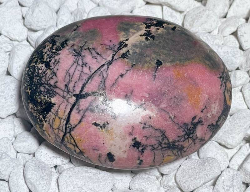 rhodonit-seifenstein-edelstein-heilstein-handschmeichler