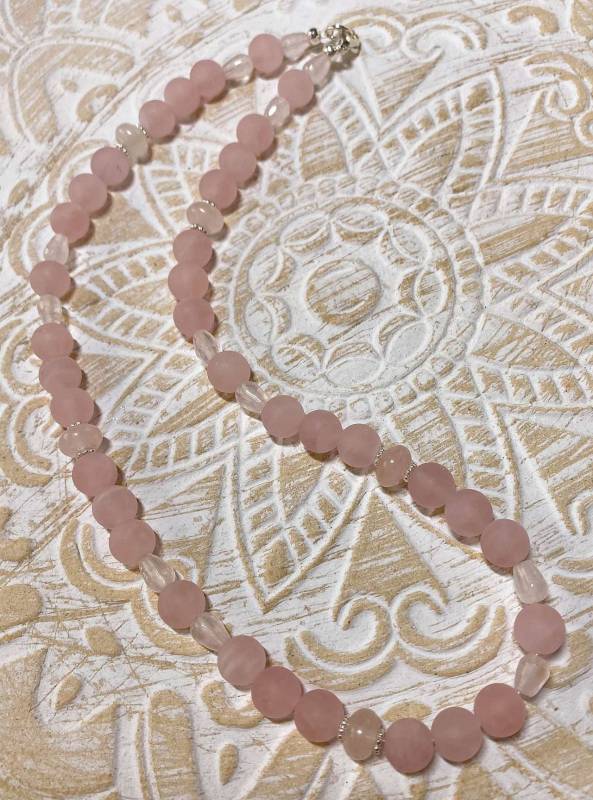 rosenquarz-kette-schmuck-edelstein-collier rosenquarz-kette-schmuck-edelstein-collier