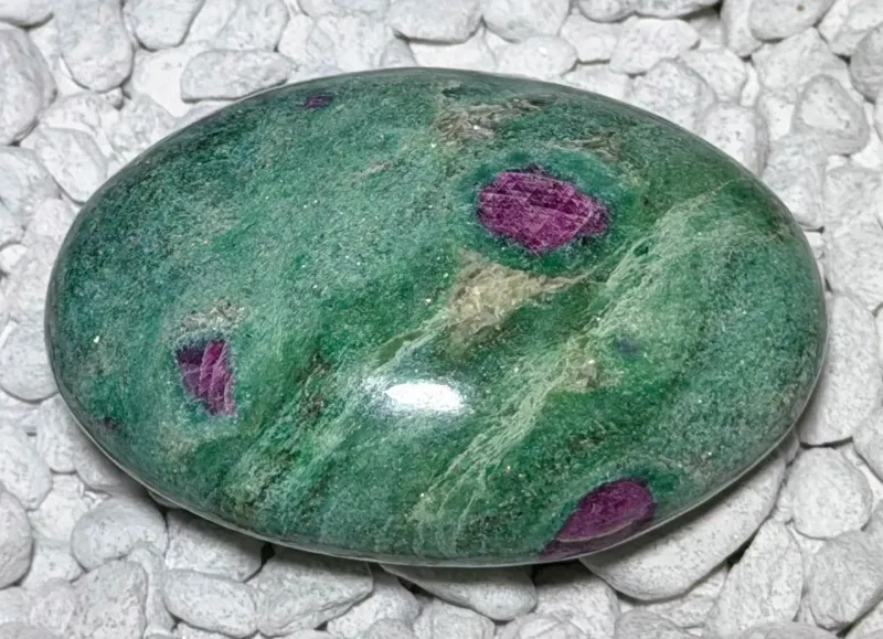 rubin-fuchsit-seifenstein-handschmeichler-edelstein-heilstein