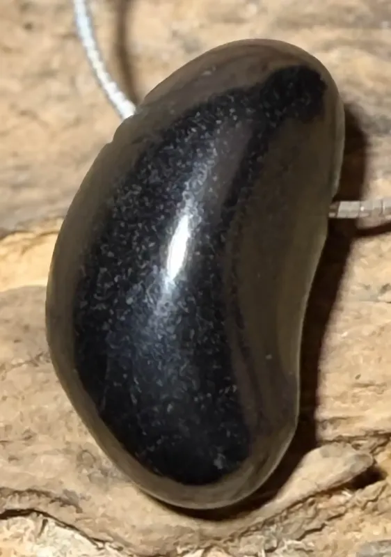 schungit-edelschungit-karelien-shungite-edelstein-trommelstein-heilstein-gebohrt-anhaenger
