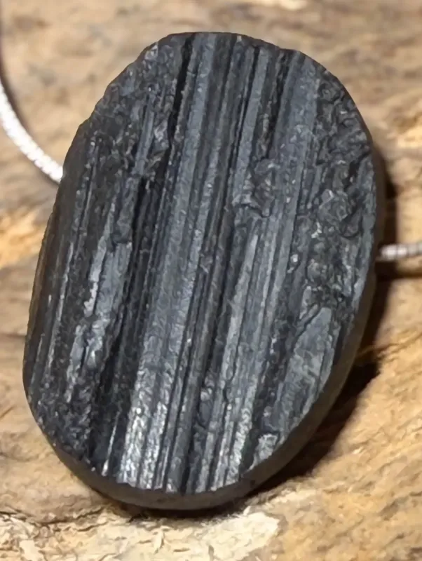 turmalin-anhaenger-schwarz-schoerl-trommelstein-edelstein-heilstein