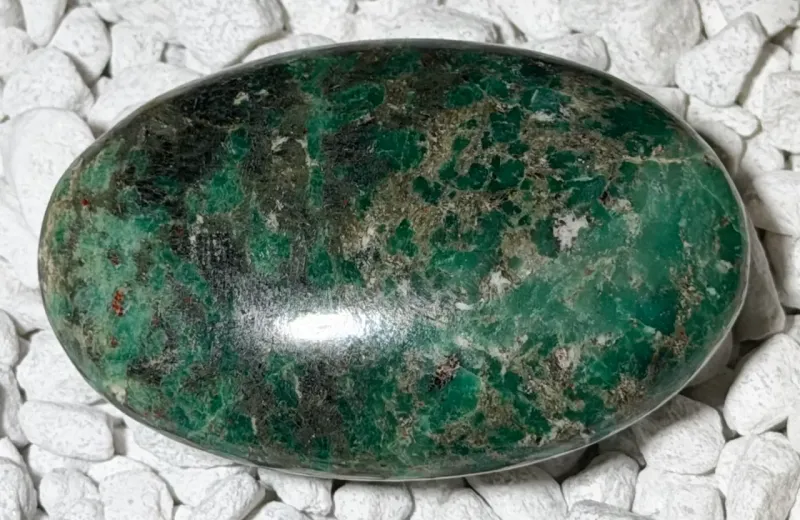 smaragd-seidensten-Edelstein-handschmeichler