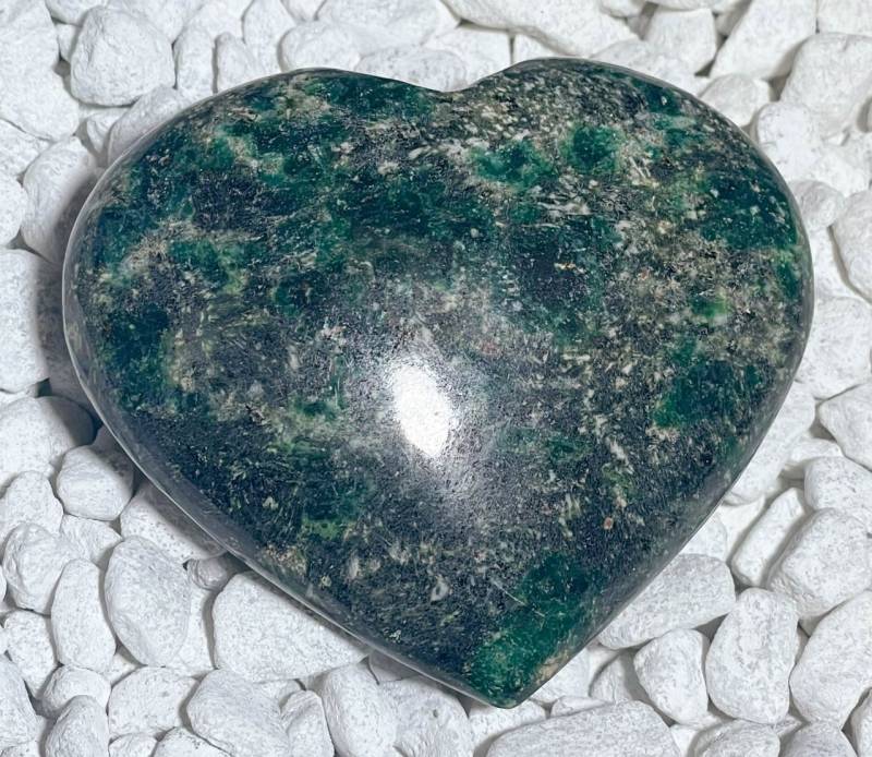 smaragd-seidensten-Edelstein-handschmeichler