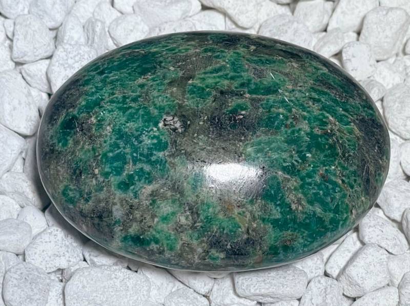 smaragd-seidensten-Edelstein-handschmeichler