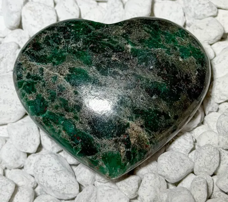 smaragd-seidensten-Edelstein-handschmeichler