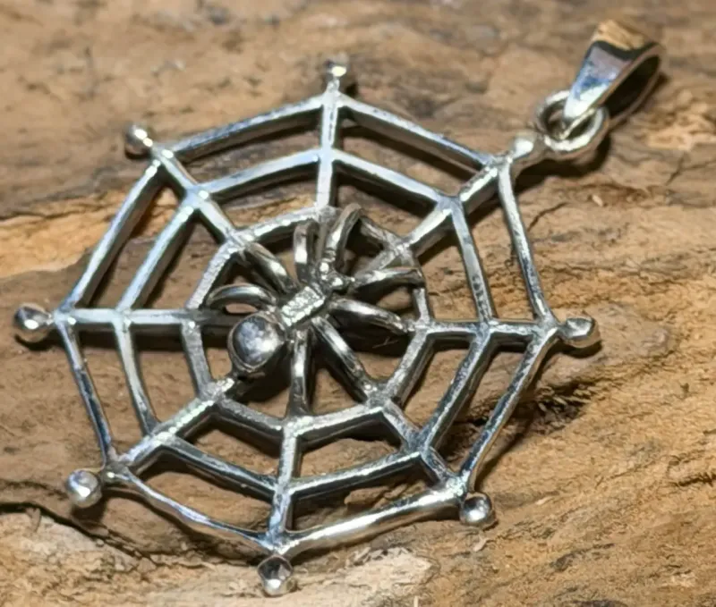 spinne-netz--anhaenger-edelstein-trommelstein-heilstein-gebohrt