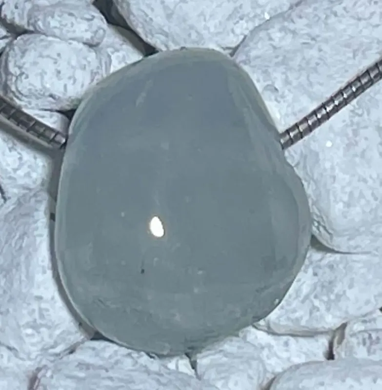 blauer-topas-anhaenger-edelstein-anhaenger-trommelstein-heilstein-schmuck-edelsteinschmuck-gebohrt