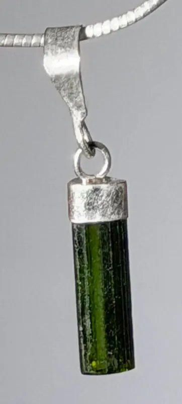 turmalin-verdigolith-anhaenger-edelstein-trommelstein-heilstein-schwarz-schmuck-edelsteinschmuck-gebohrt