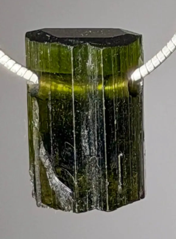 turmalin-verdigolith-anhaenger-edelstein-trommelstein-heilstein-schwarz-schmuck-edelsteinschmuck-gebohrt