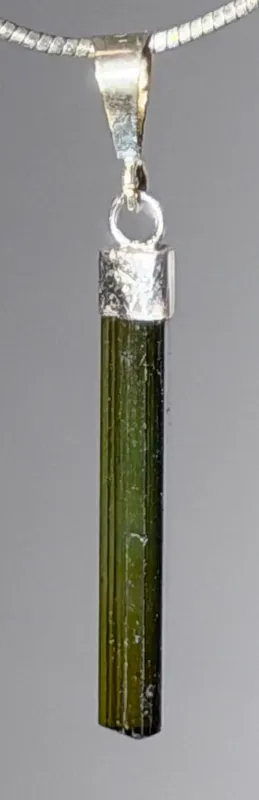 turmalin-verdigolith-anhaenger-edelstein-trommelstein-heilstein-schwarz-schmuck-edelsteinschmuck-gebohrt