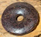 granat-donut-edelstein-anhaenger-schmuck-heilstein