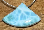 larimar-trommelstein-anhaenger-edelstein-heilstein-gebohrt