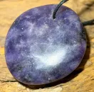 lepidolith-anhaenger-trommelstein-edelstein-heilstein