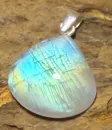 mondstein-labradorit-schmuck-edelstein-ketten-anhaenger