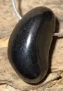schungit-edelschungit-karelien-shungite-edelstein-trommelstein-heilstein-gebohrt-anhaenger
