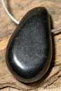 schungit-edelschungit-karelien-shungite-edelstein-trommelstein-heilstein-gebohrt-anhaenger